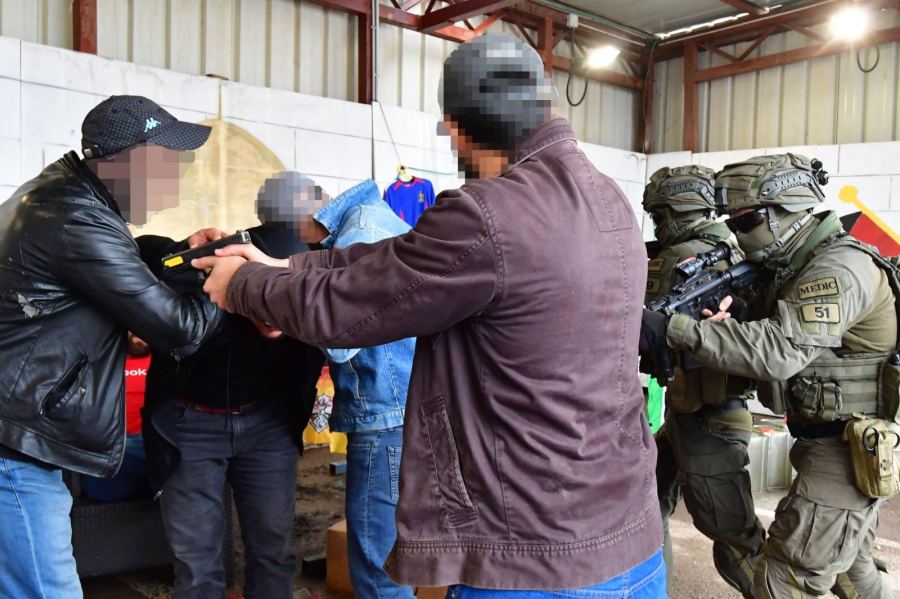 الجيش يعتقل فلسطينيا بزعم وضعه متفجرات داخل حافلة إسرائيلية